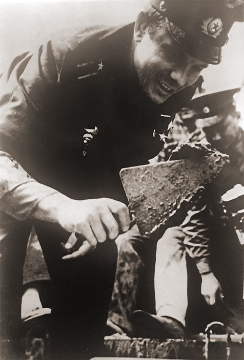 Юрий Гагарин закладывает первый камень в основание здания музея, 13 июня 1961 года