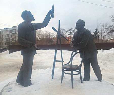 Памятник Константину Циолковскому и Сергею Королёву в Калуге