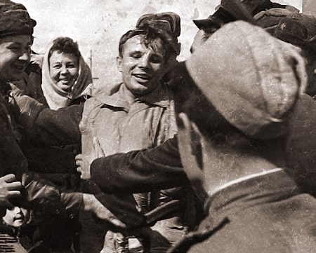 Юрий Гагарин в первые минуты после приземления (фотограф Анатолий Пекарский)