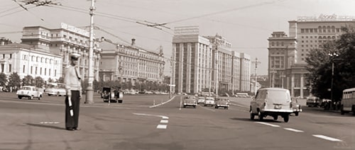 Москва, Манежная площадь, 1963 год. Кадр из фильма «Я шагаю по Москве»